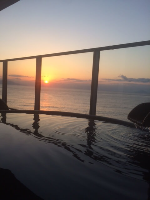 客室露天風呂から海が見える高級旅館 いなとり荘の露天風呂から見る早朝の朝日