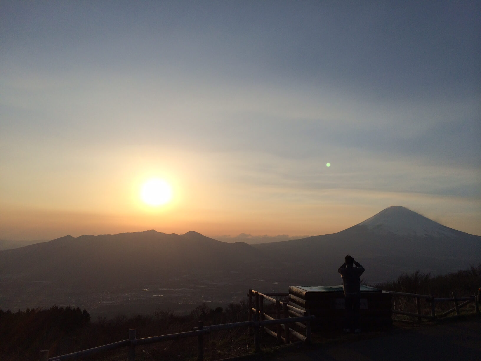 芦ノ湖スカイライン三国峠からの夕陽と富士山