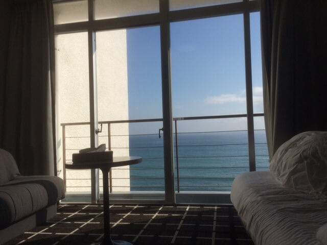 客室ベッドから寝ながら海を見た景色