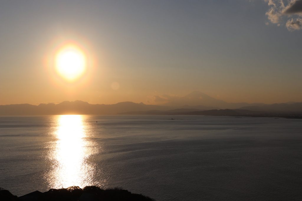 江ノ島シーキャンドルから見える夕陽と富士山