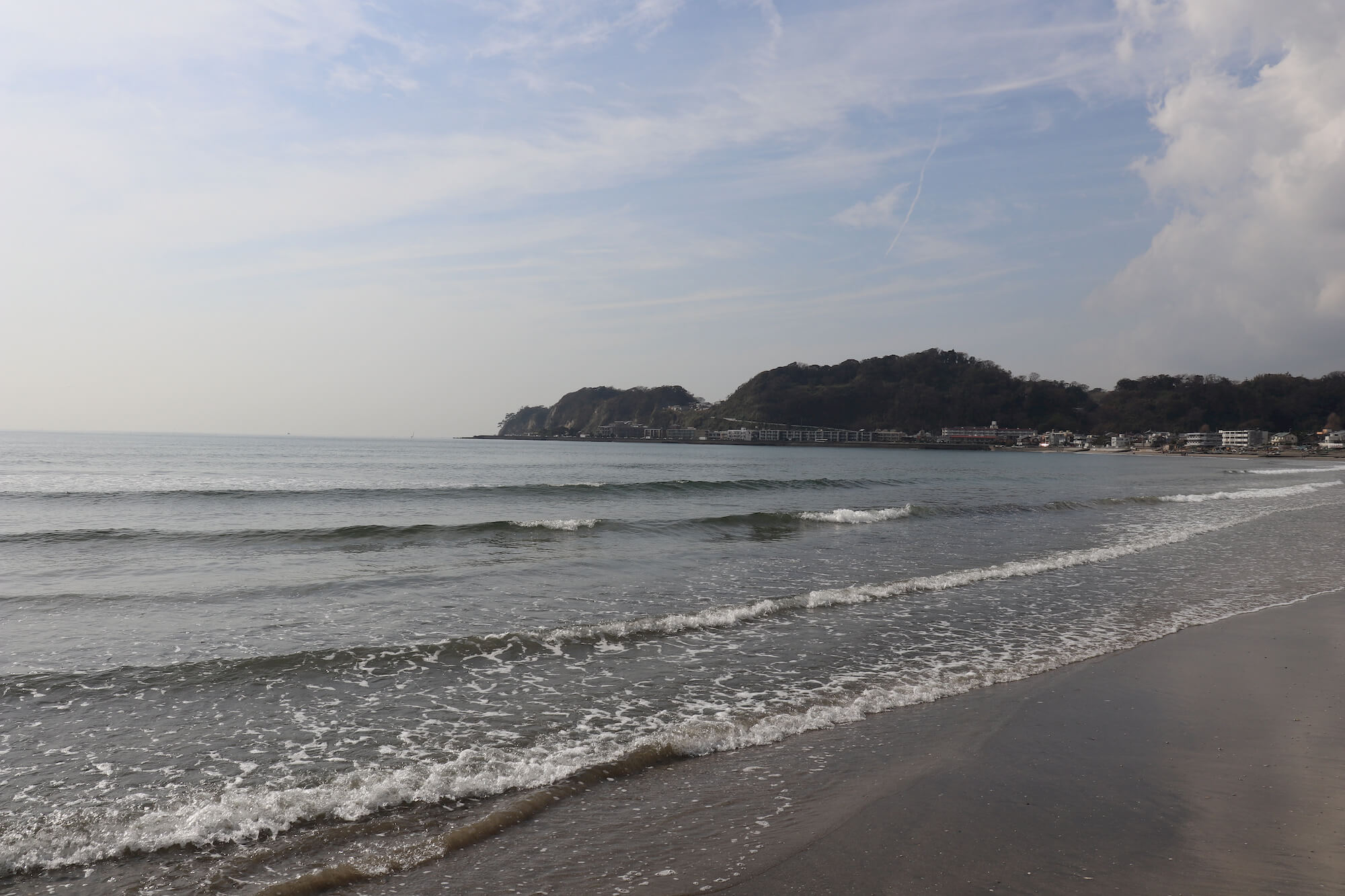 鎌倉の由比ケ浜の海は散歩におすすめ ただ海水浴場としての水質はやや汚い色に見えます けいブログ