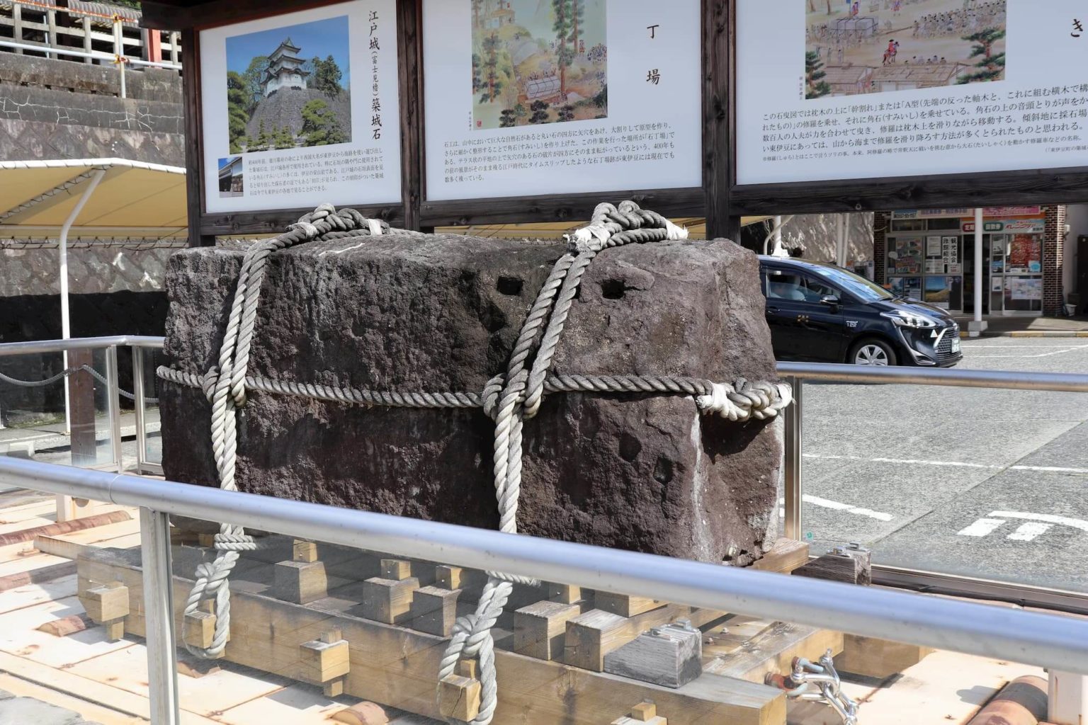 伊豆稲取の石は江戸城の築城石として利用された。築城石の解説が稲取駅前に展示されています。 けいブログ