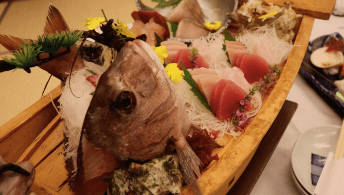 伊豆の露天風呂付き客室があるハイクラス宿の浜の湯の夕食の料理：舟盛りと真鯛