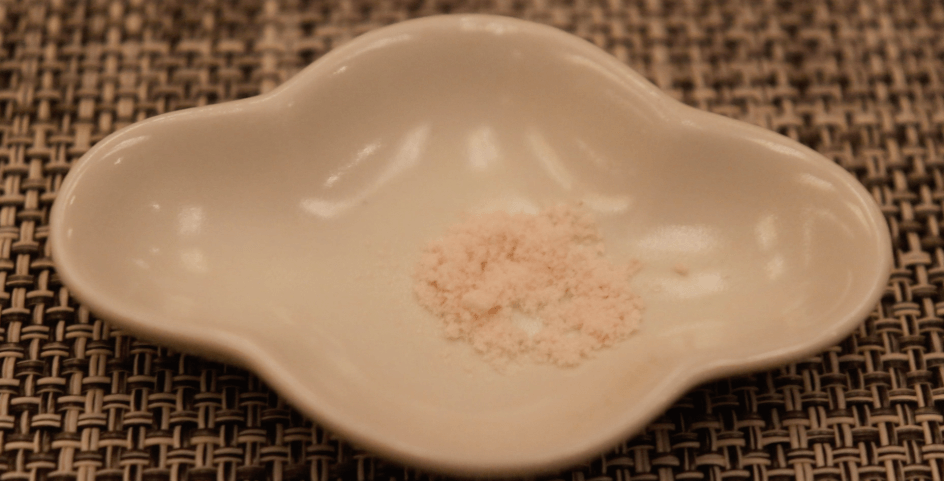 浜の湯の夕食の料理：白身の刺身に付けるヒマラヤ岩塩