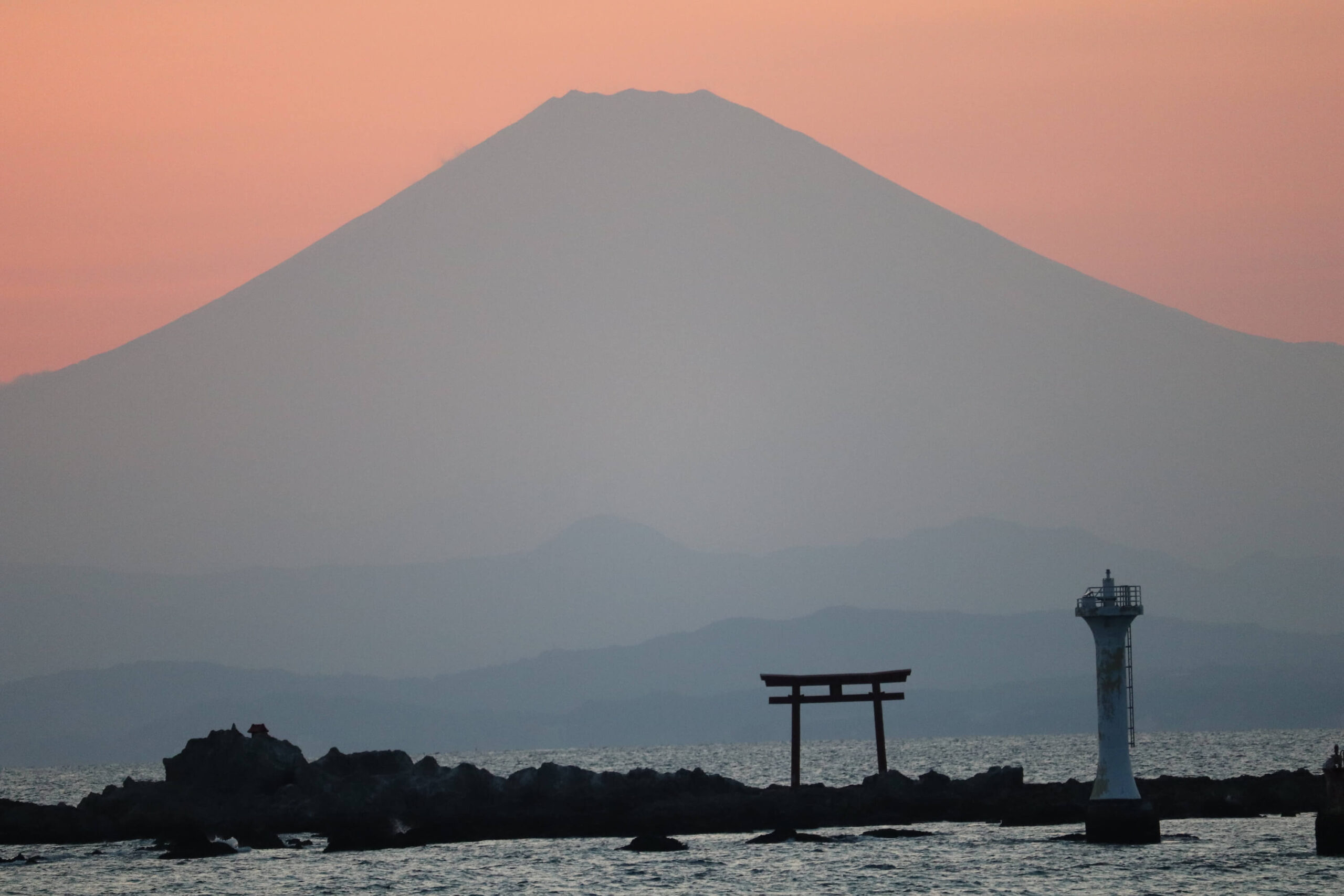 真名瀬海岸から見る名島(菜島)の鳥居と富士山