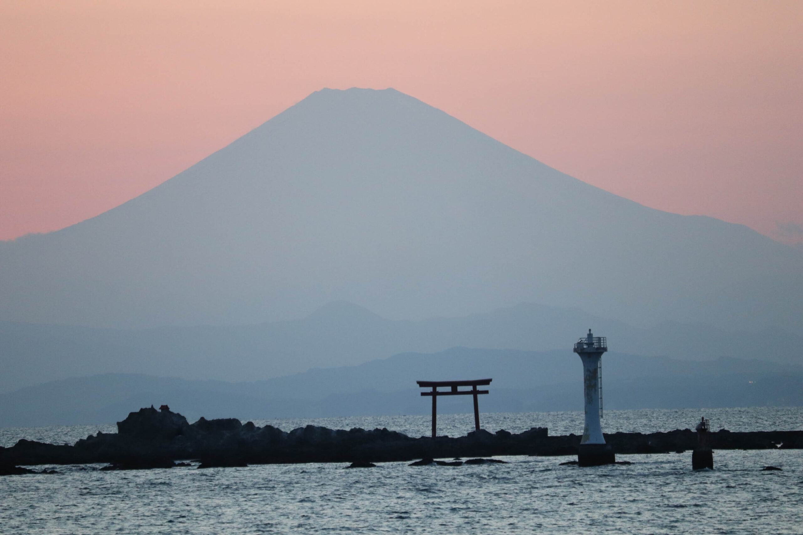 真名瀬海岸から見る名島(菜島)の鳥居と富士山
