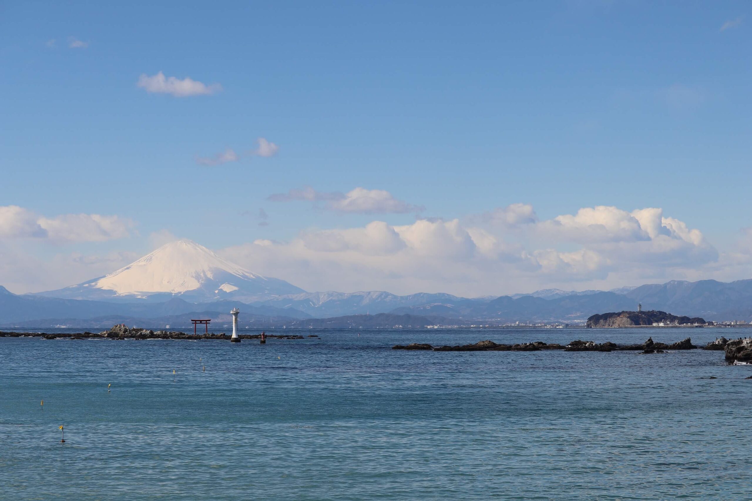 真名瀬海岸と森戸神社の鳥居と富士山と江ノ島