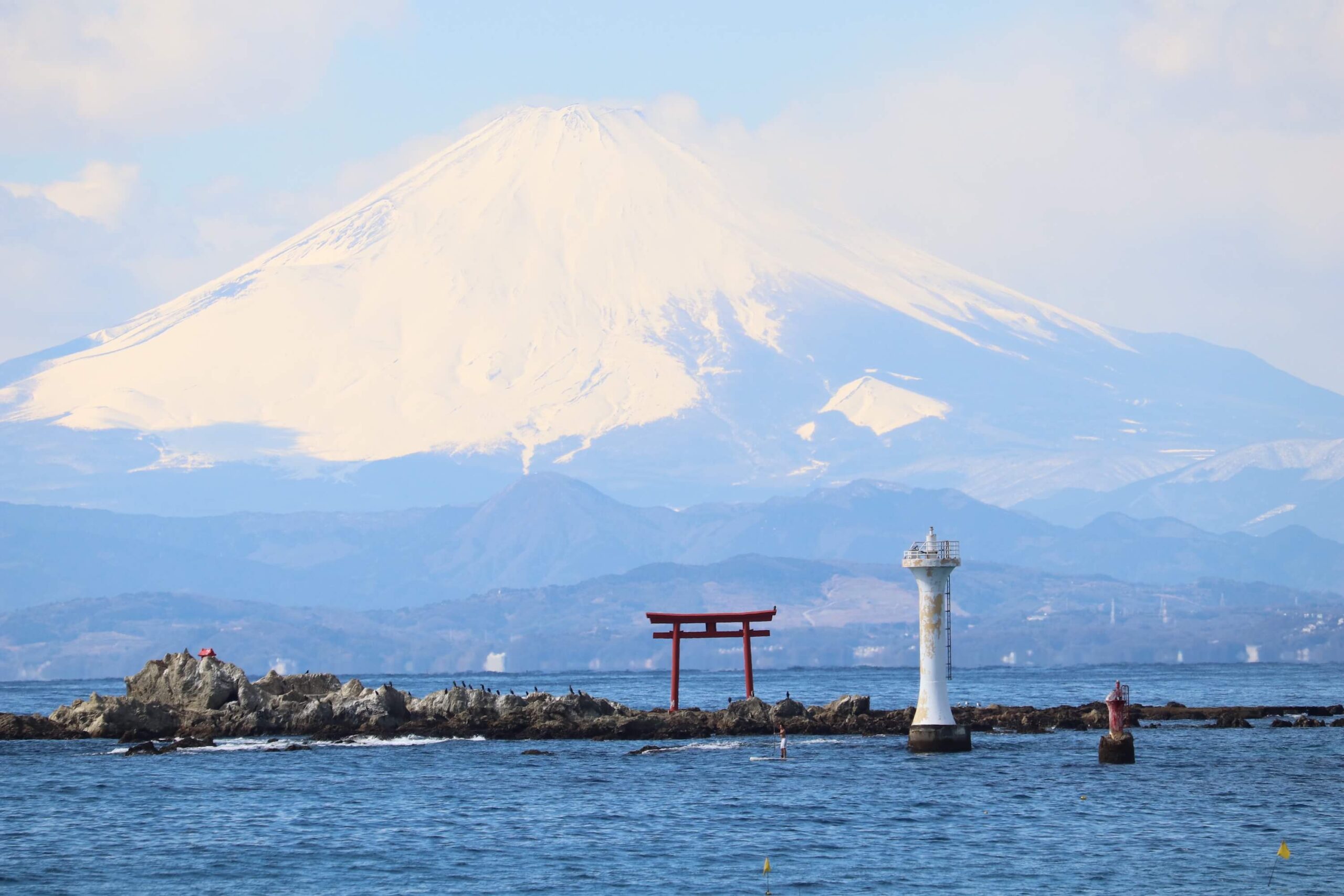 真名瀬海岸と森戸神社の鳥居と富士山