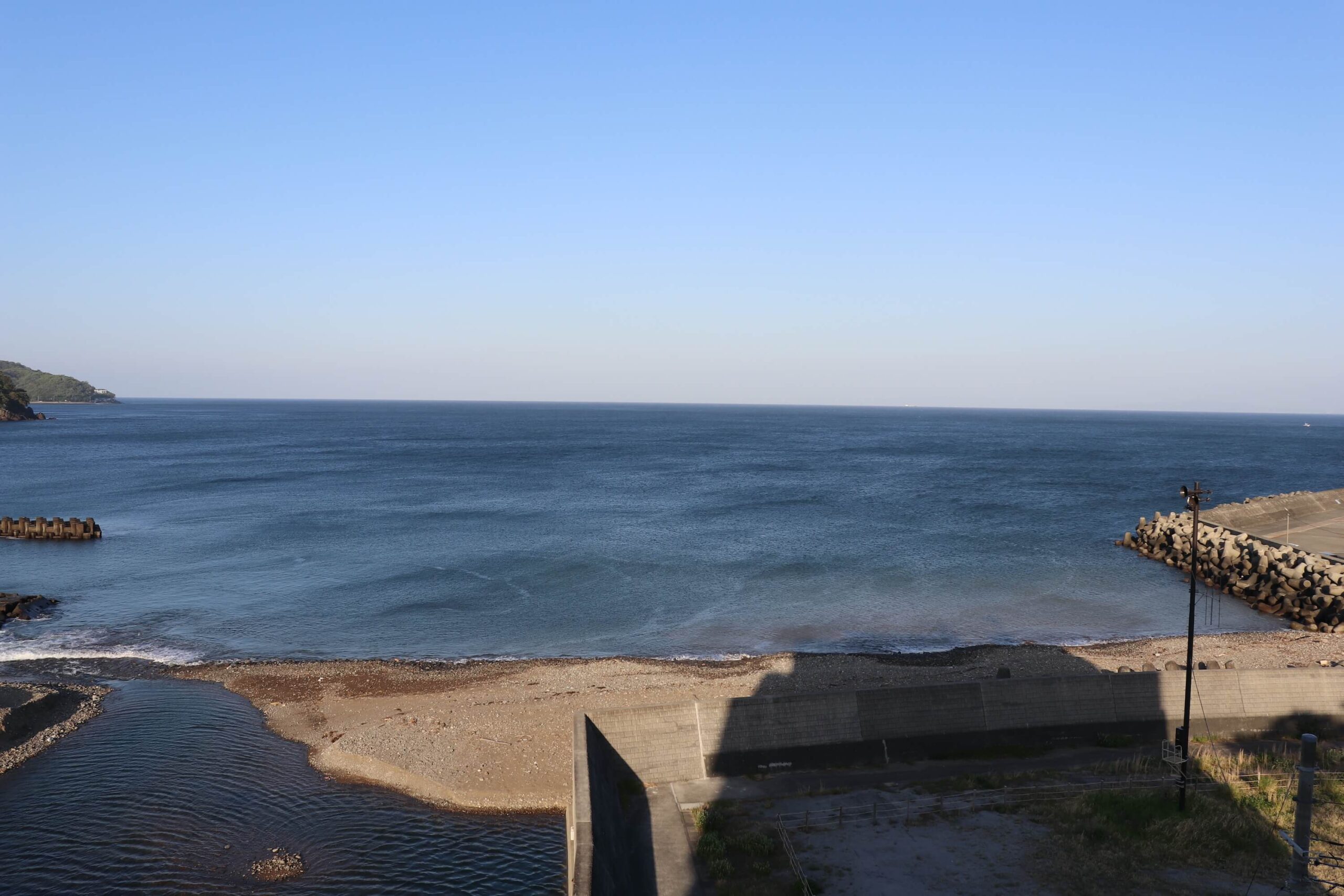 粋松亭の「やさしさに包まれて」の朝の海の眺め