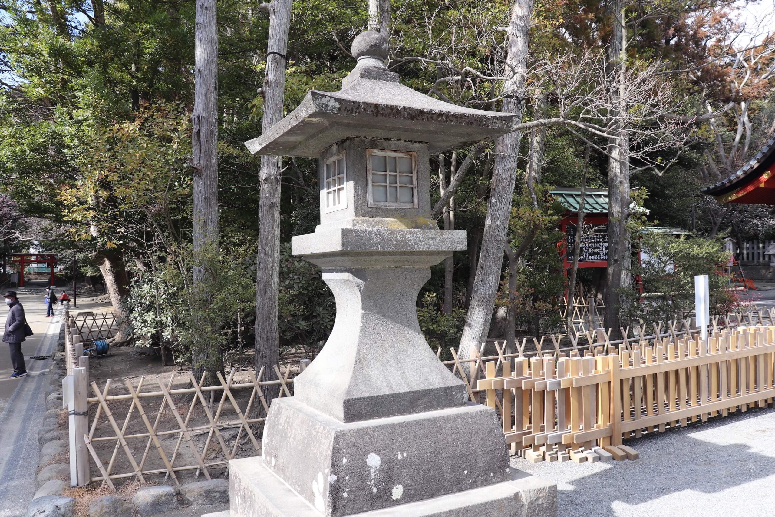 鶴岡八幡宮の灯籠