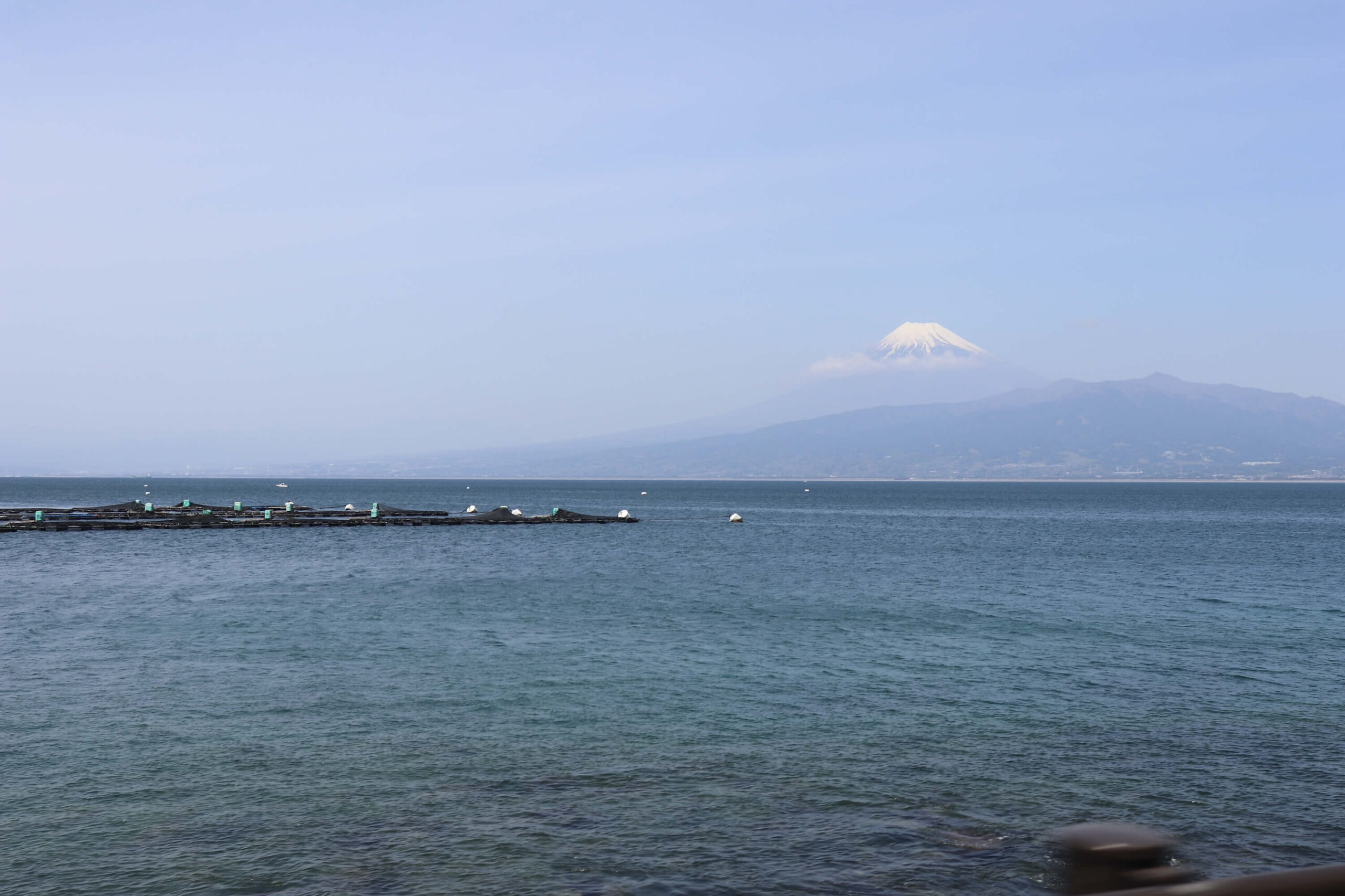 養殖筏の向こうに見える富士山
