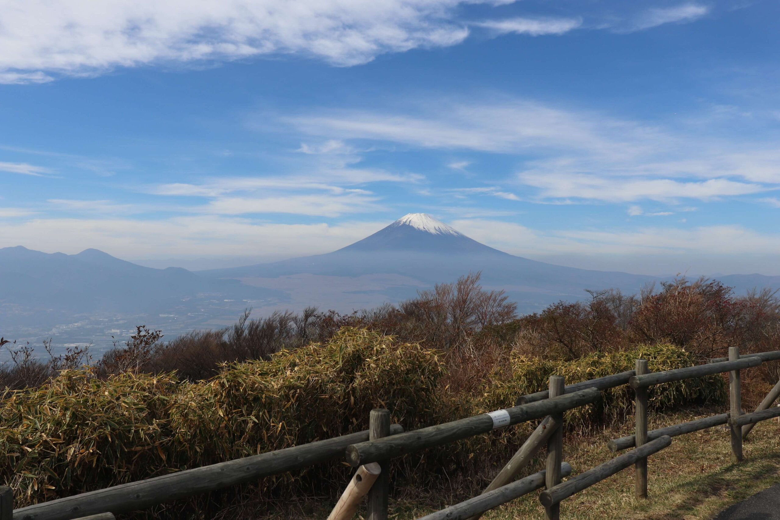 芦ノ湖スカイラインの三国峠と富士山
