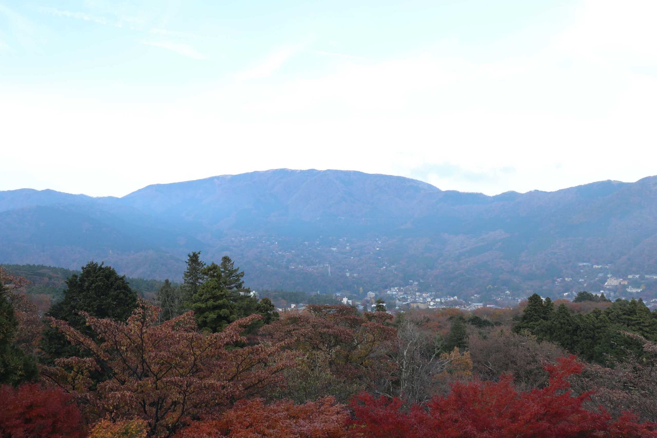 箱根強羅白檀の遥のテラスからの紅葉景色
