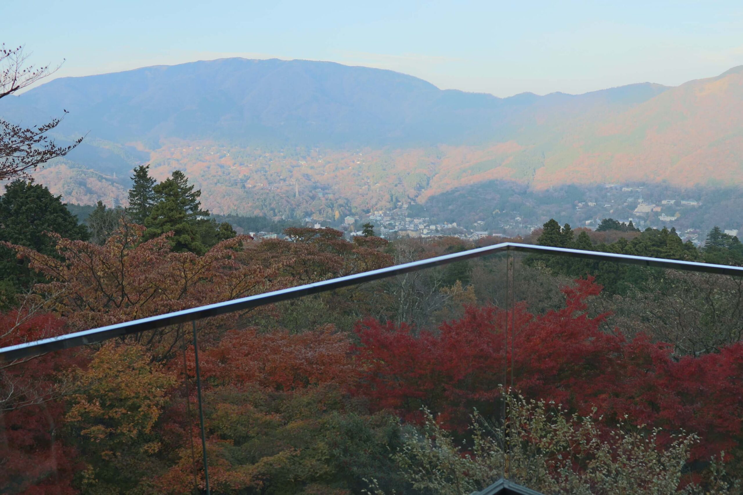 箱根強羅白檀の遥のテラスからの紅葉の眺め