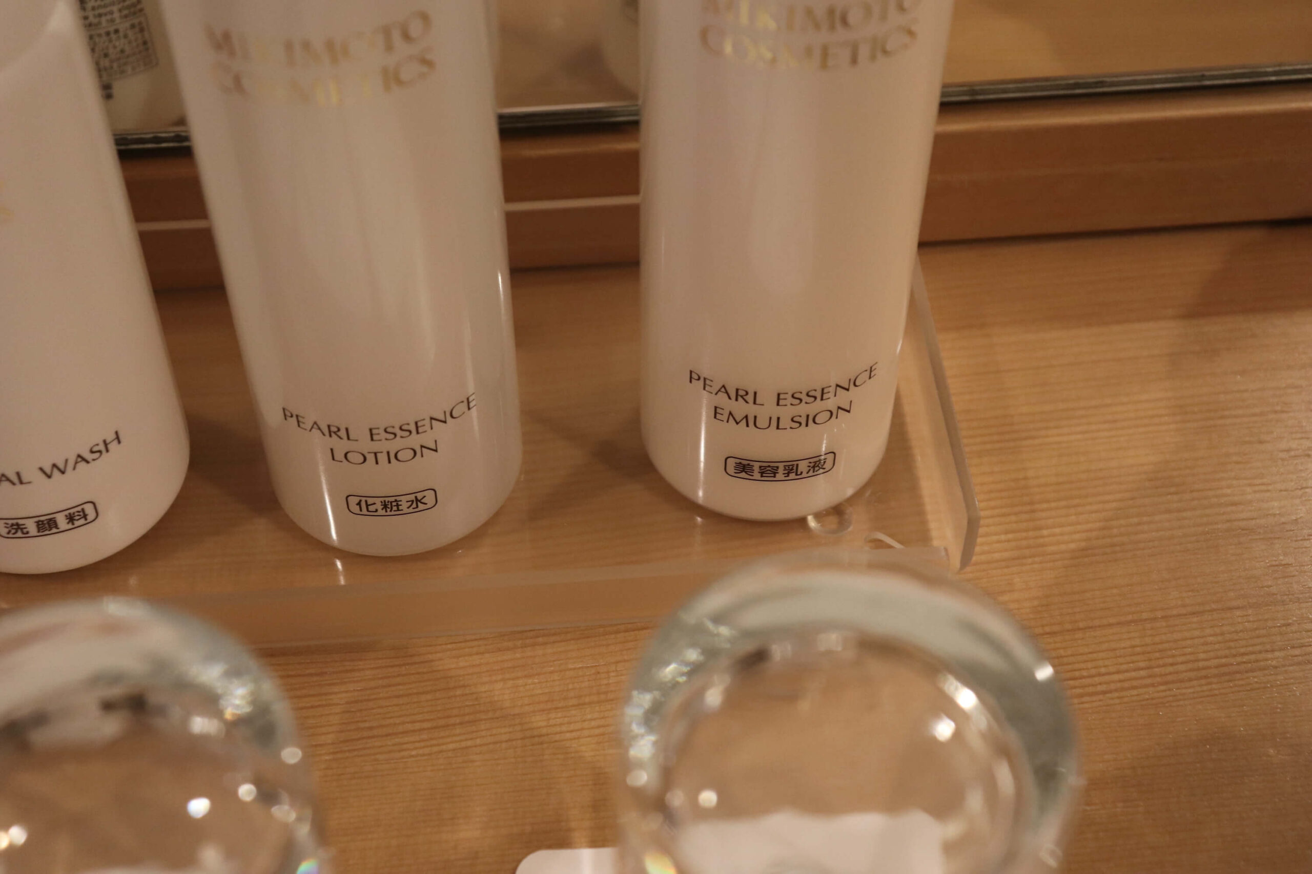 箱根強羅白檀の洗面所のアメニティのmikimotoの美容液と化粧水