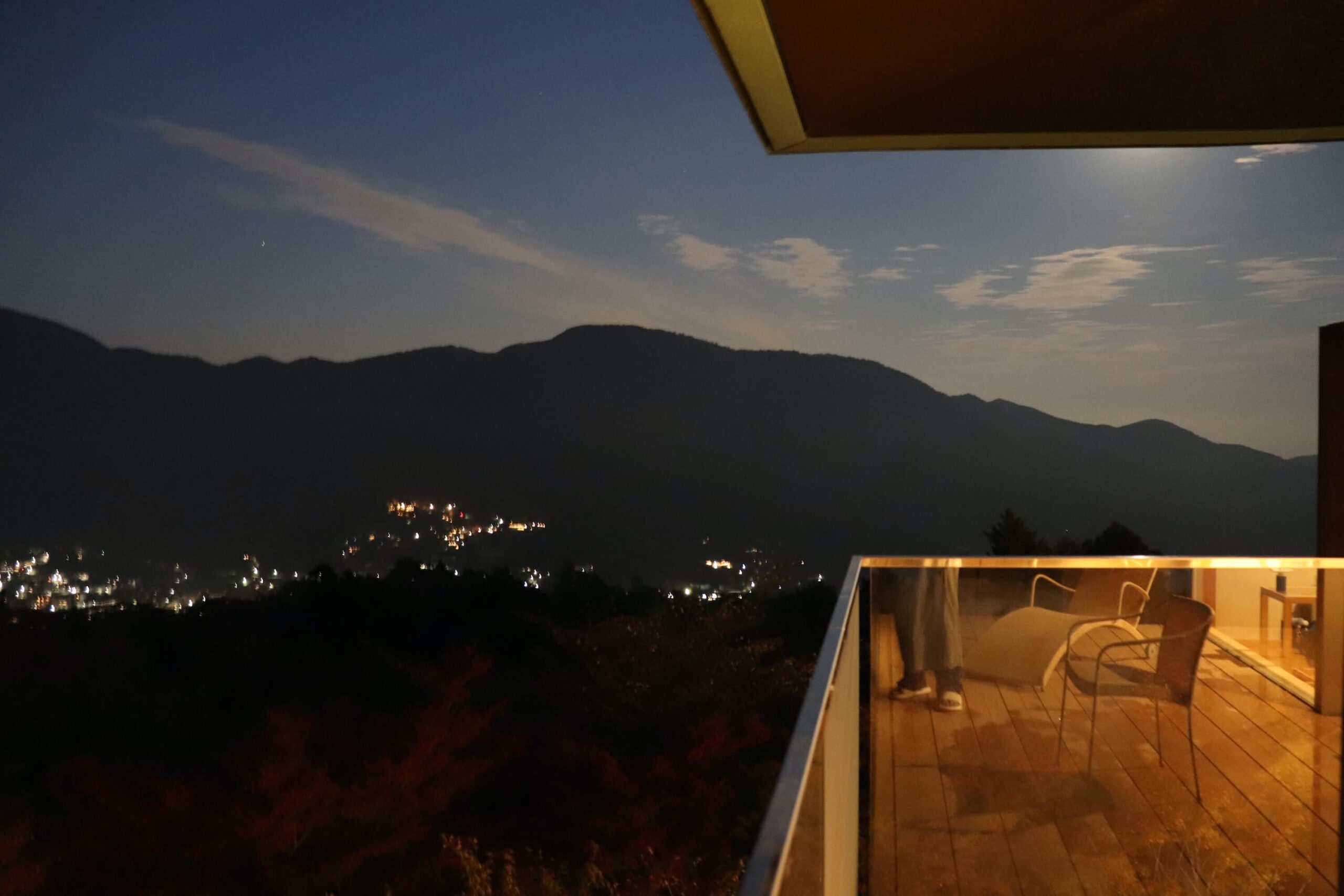 箱根強羅白檀の夜のテラスからの眺め