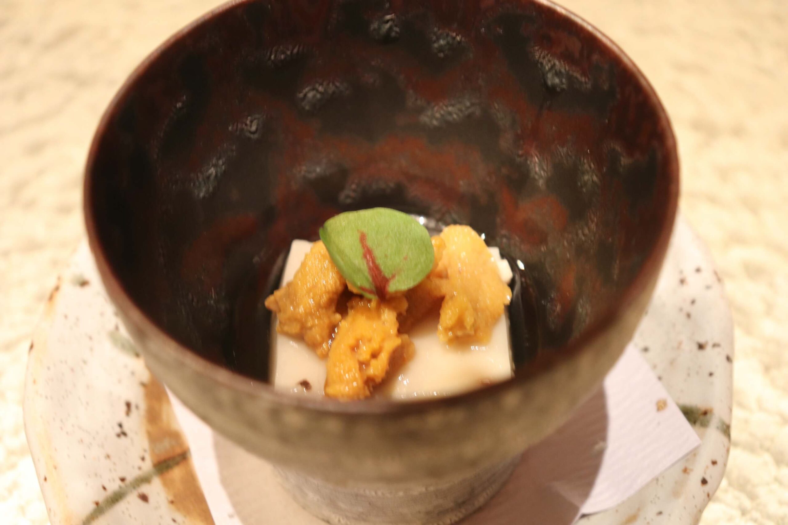 箱根強羅白檀の夕食の先付けの蒸しウニと胡麻豆腐