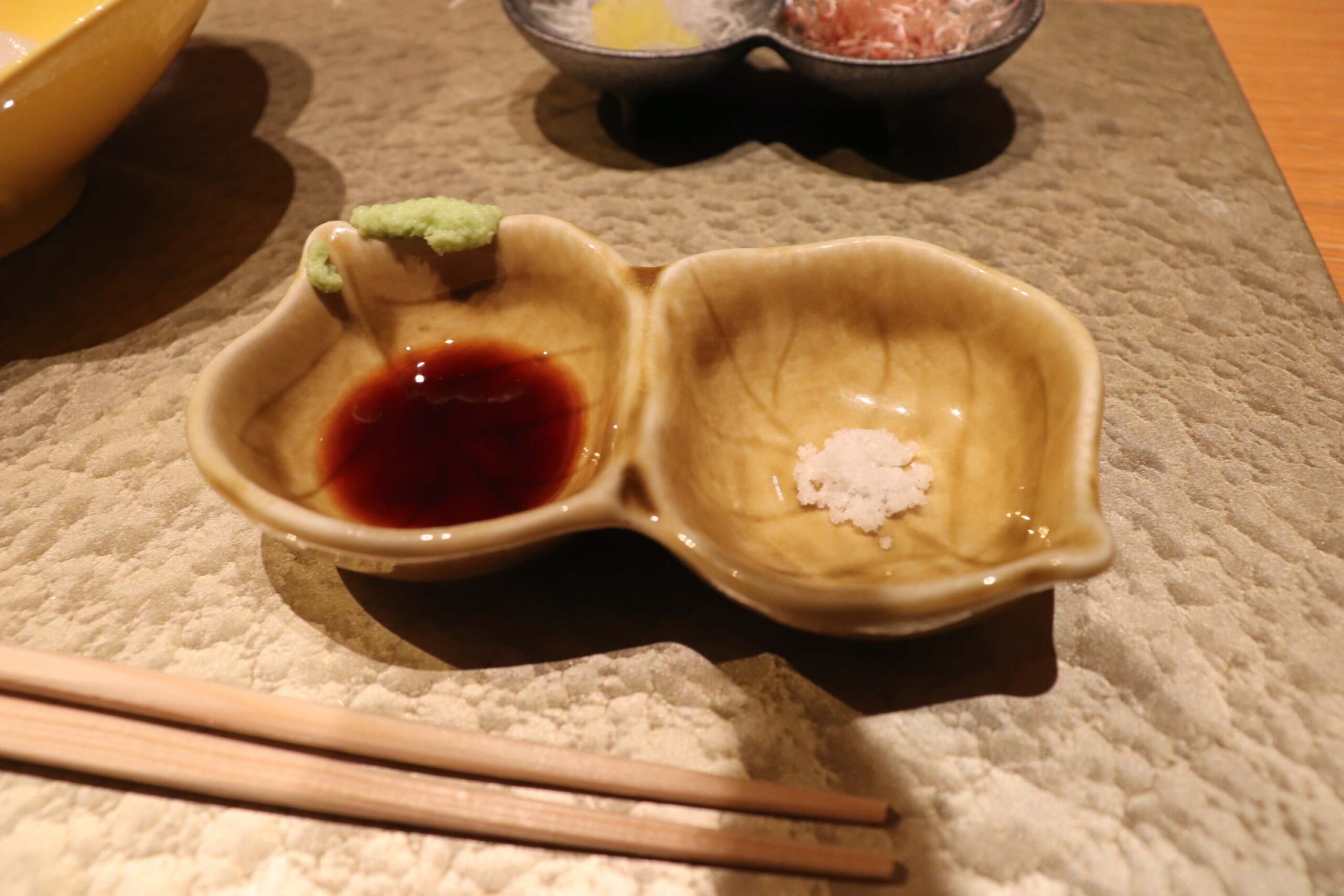 箱根強羅白檀の夕食のお作りの醤油とわさび
