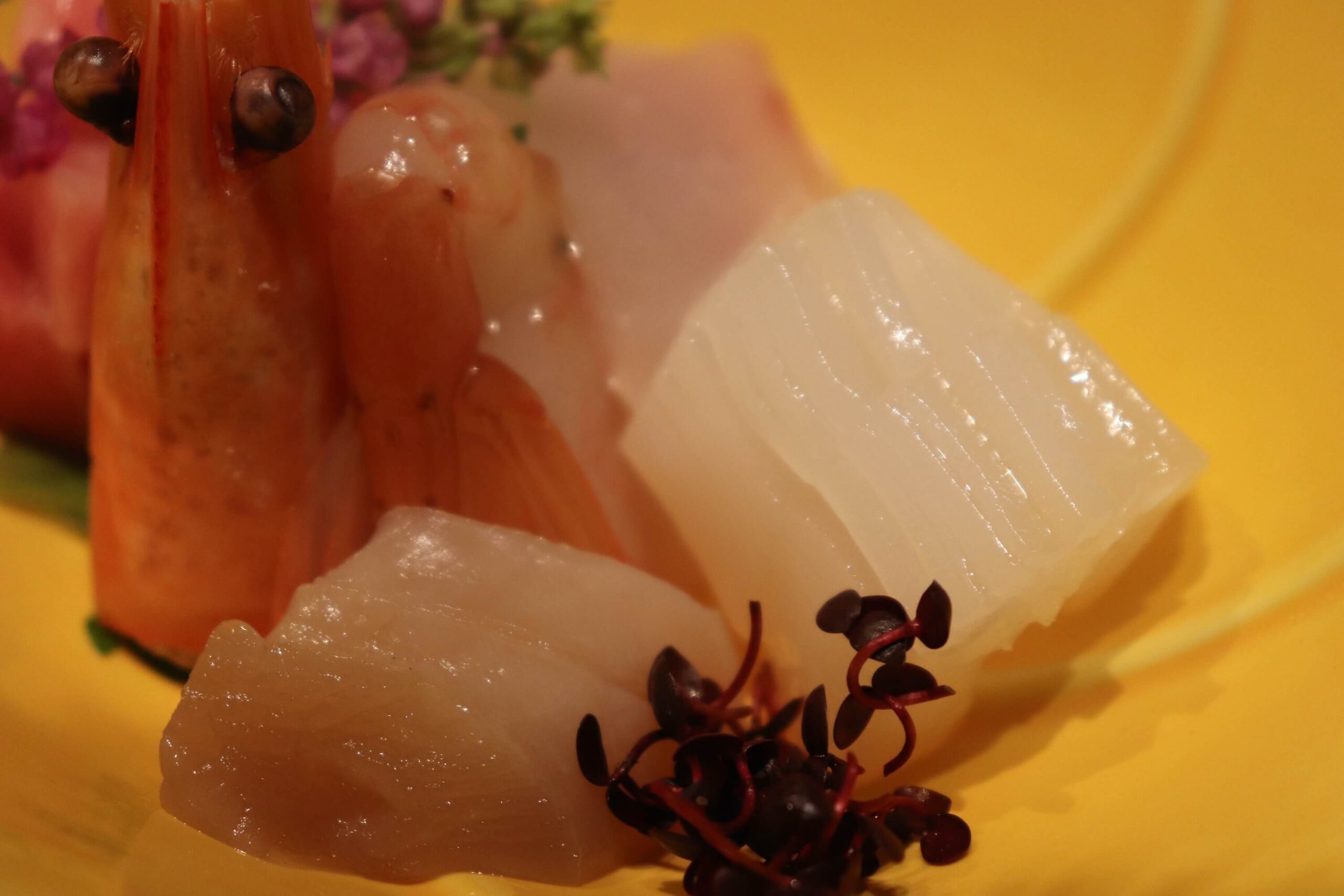 箱根強羅白檀の夕食のお作りのアオリイカと平貝