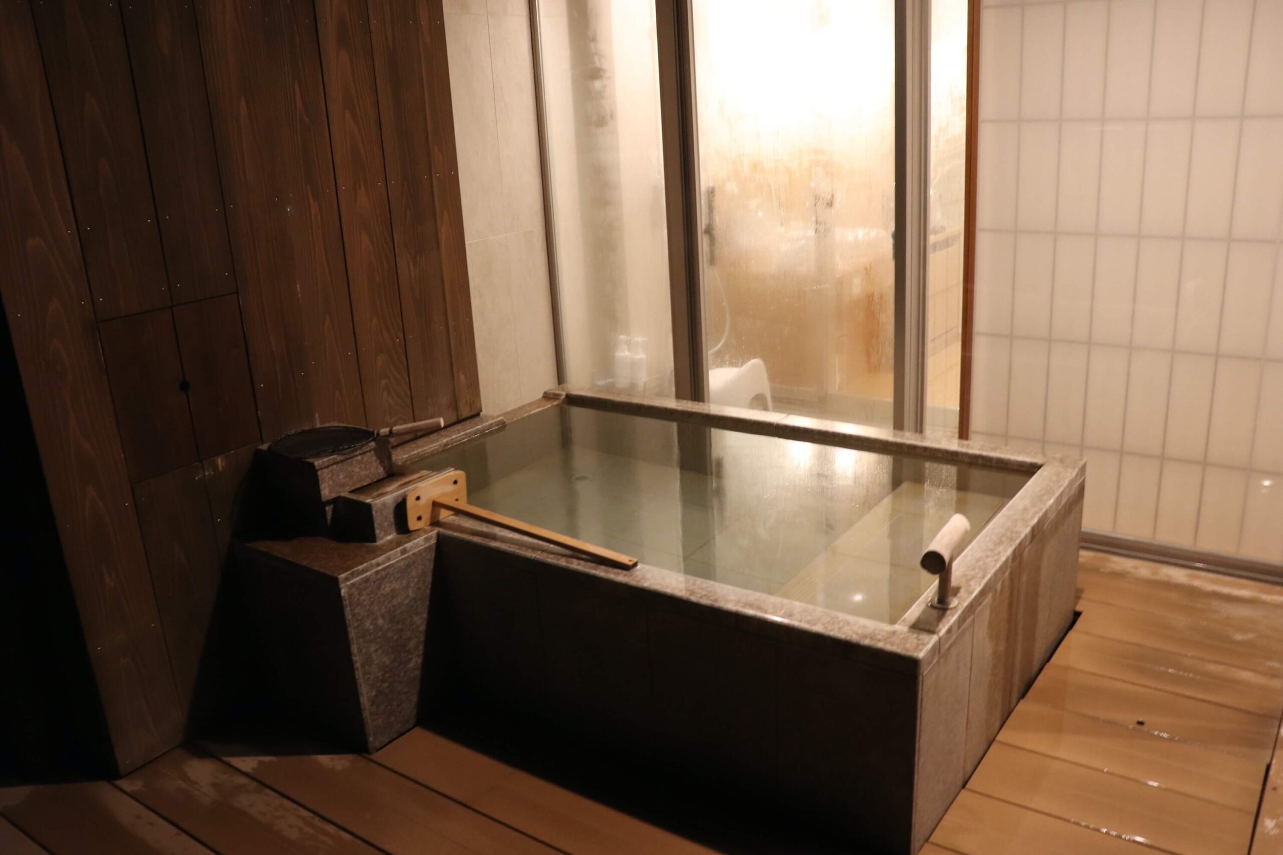 箱根強羅白檀の夜の客室露天風呂