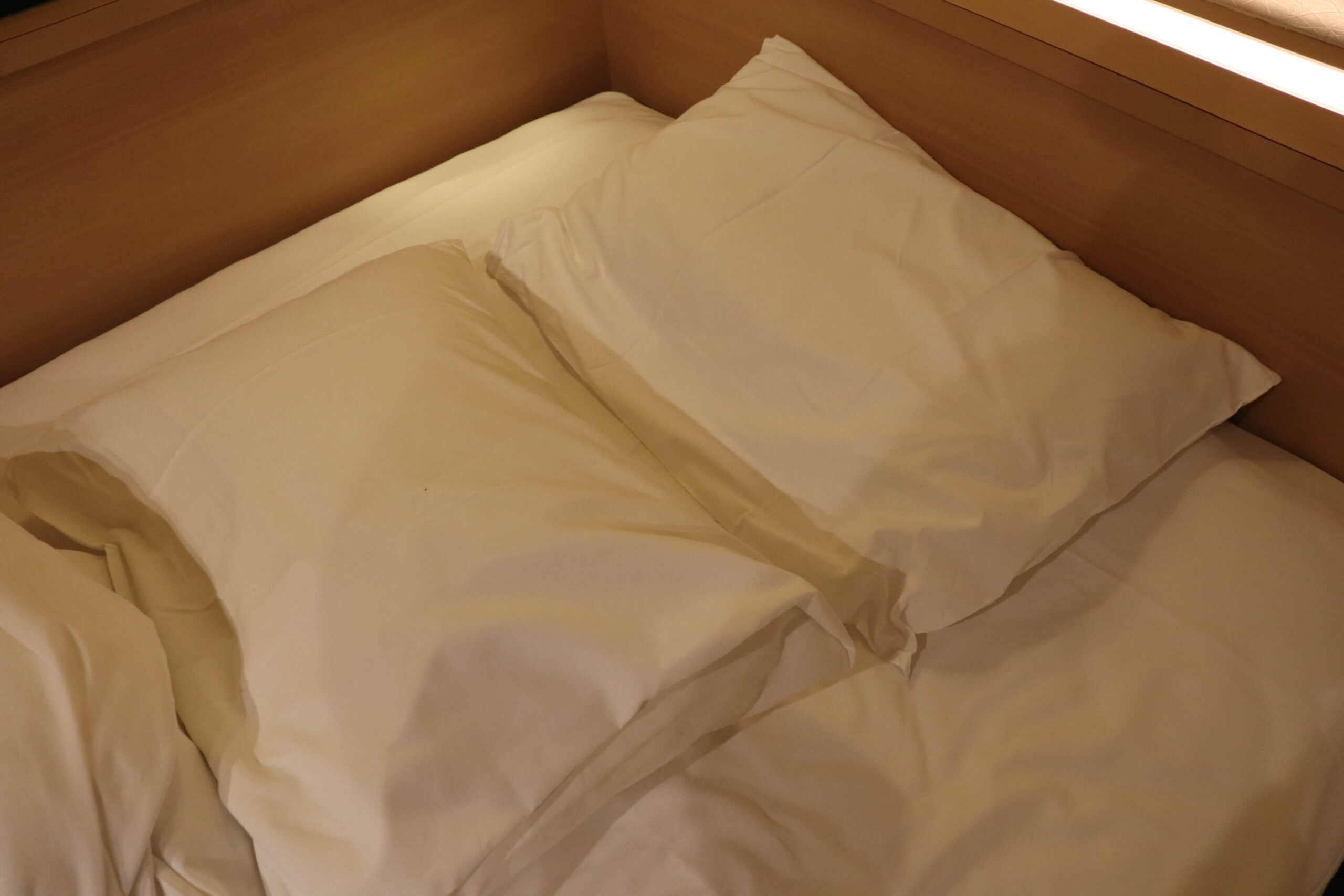箱根強羅白檀のベッドの枕２つ