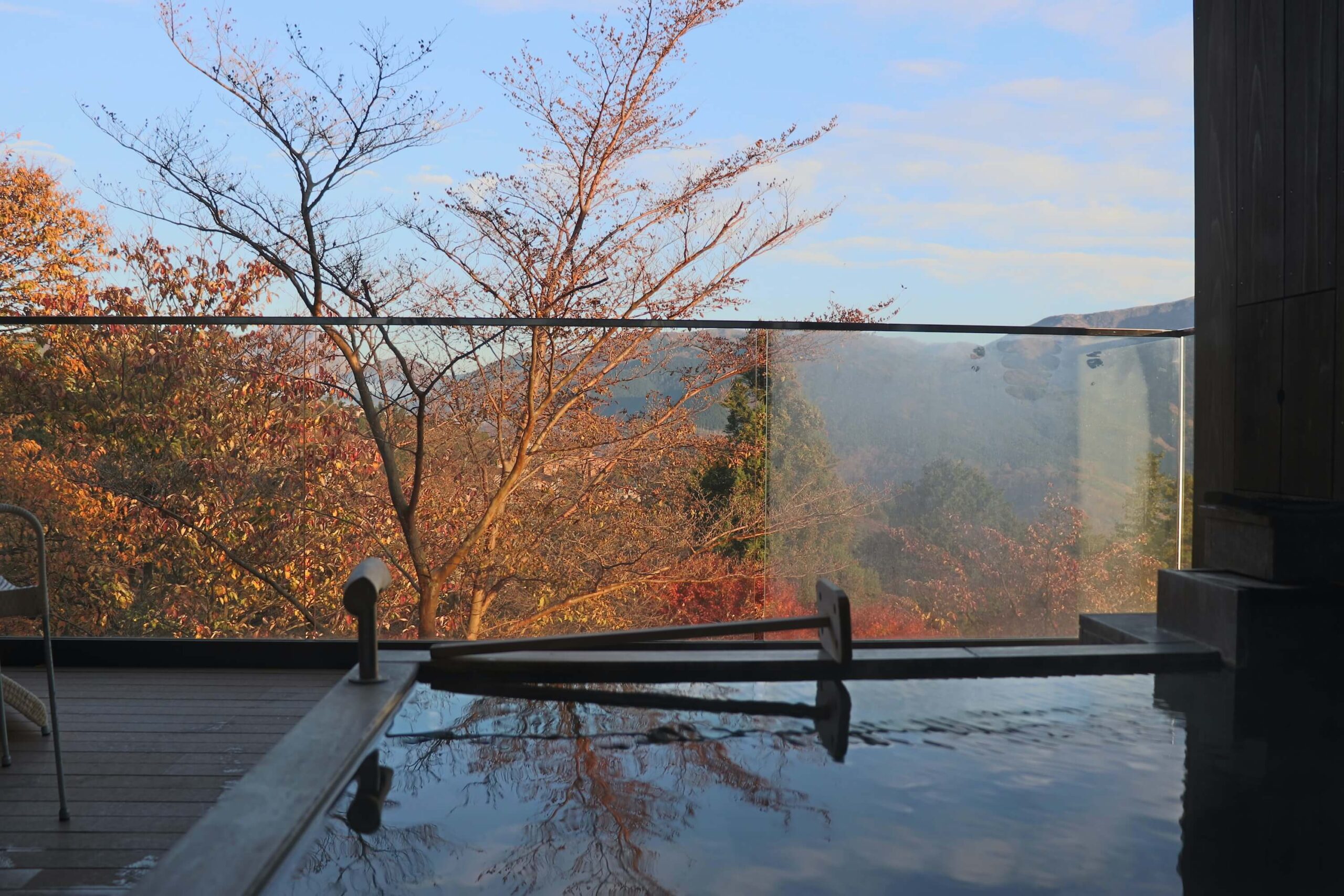 箱根強羅白檀の朝の客室露天風呂に浸かった眺め