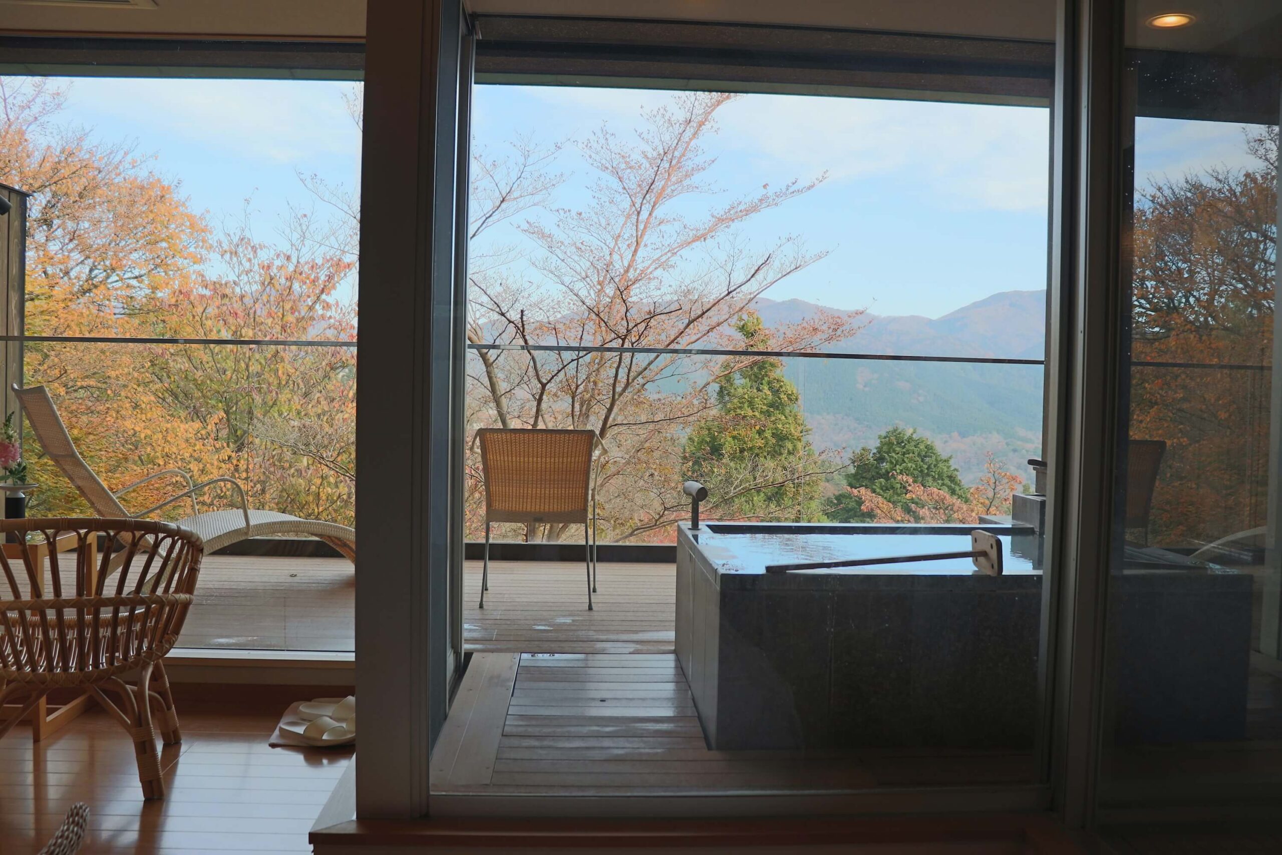 箱根強羅白檀の客室と露天風呂